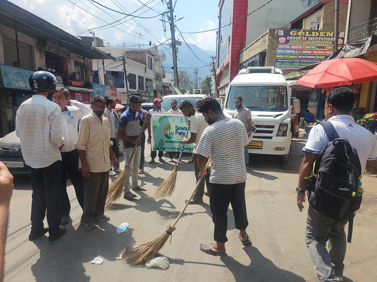 CouncilDoda's tweet photo. Today, MC Doda launched a #cleanlinessdrive from the Old Bus Stand under the banner of #SewaParv2025 encouraging active participation to promote hygiene, public awareness &amp; a cleaner environment in the town @MoHUA_Indi @JKHUDD1 @SwachSurvekshan @PMOIndia @OfficeOfLGJanK @SwachhJk https://t.co/imVApSk7TZ