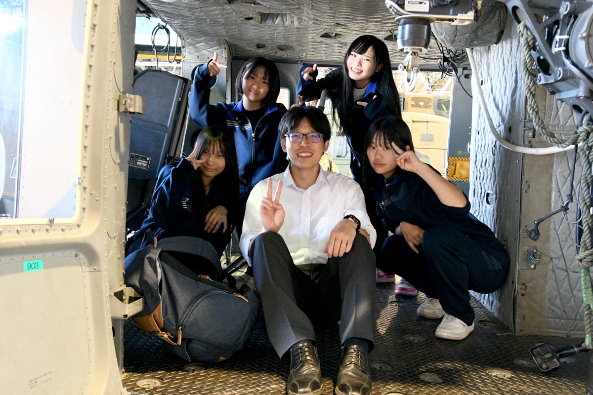 ９月３日（水）、＃丘珠駐屯地 において、当別高校に対する部隊見学を実施しました。見たことのない装備品に大興奮の生徒と．．．先生！(*´艸`*) さらに、救難消防車の放水中に綺麗な ＃虹 が掛かりました！自衛隊と学生達を繋ぐ #架け橋 のようです✨