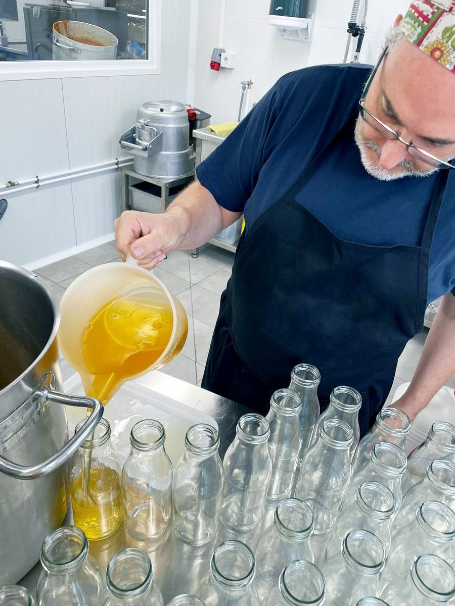 lobradora's tweet photo. 🍇💥 NOU PRODUCTE! Avui elaborem un most per @Artium1908

ℹ️ Recorda que pots contractar el servei a maquila de L’Obradora i obtenir elaborats artesanals i de qualitat del teu producte! https://t.co/YjSaNLytAn