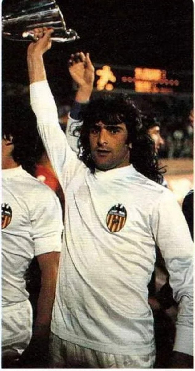 Valencianisme83's tweet photo. 🏆🦇 "El Matador" con la Copa de Europa de Campeones de Copa. Heysel. 1980.
#MarioKempes #ValenciaCF #Recopa80 https://t.co/AHFReJ5K6E