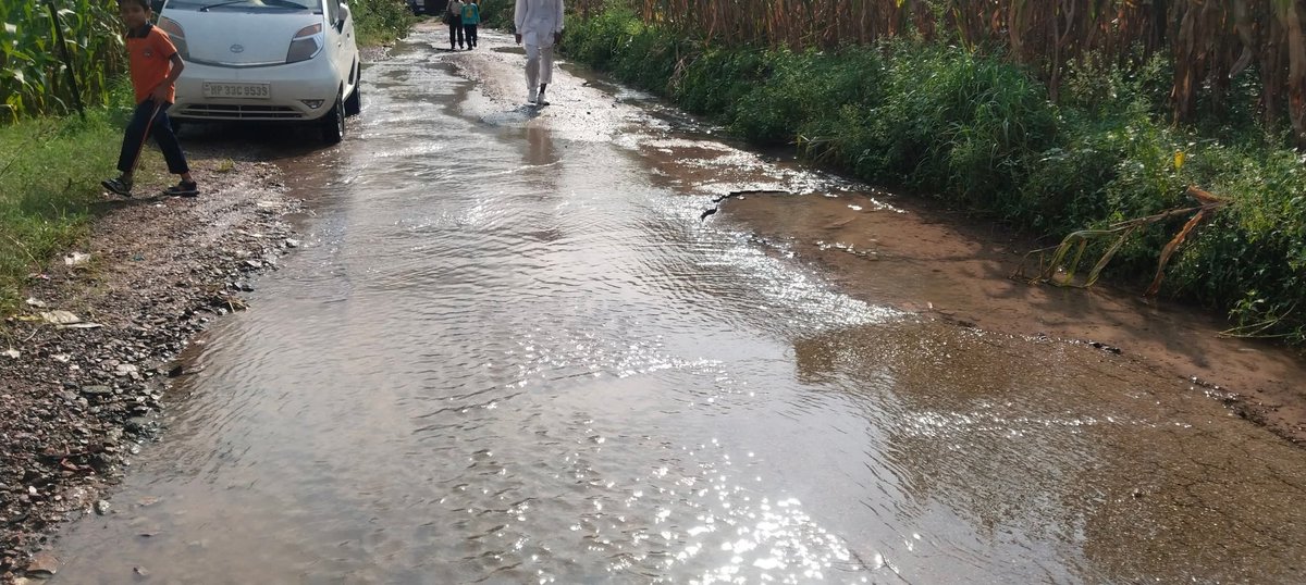 Jitenderthakur7's tweet photo. महोदय,
सड़क की हालत खराब होने के कारण यहाँ पर लंबे समय से पानी जमा हुआ है। इसके कारण स्कूल जाने वाले बच्चों और आम जनता को रोज़ाना भारी परेशानी का सामना करना पड़ता है।अतः आपसे निवेदन है कि कृपया इस पर तुरंत संज्ञान लेते हुए सड़क की मरम्मत और जल निकासी की उचित व्यवस्था करवाई जाए. https://t.co/dXpeg4x4uz