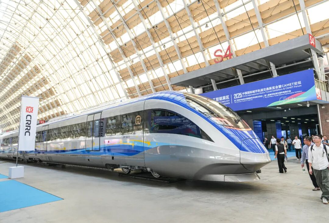 AShow71739's tweet image. China’s first standard smart commuter train, developed by CRRC with fully independent IP, debuted in Qingdao on Sept 18. It will serve the Beijing–Xiong’an Intercity Line. #CRRC #SmartTrain #RailTransit