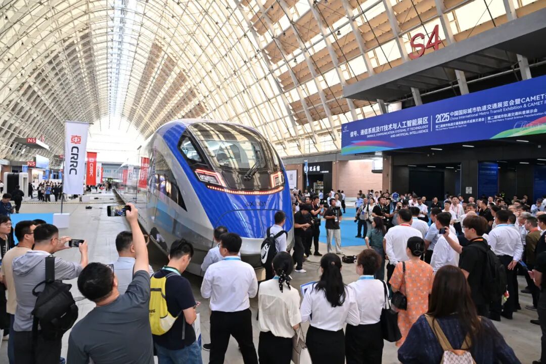 AShow71739's tweet image. China’s first standard smart commuter train, developed by CRRC with fully independent IP, debuted in Qingdao on Sept 18. It will serve the Beijing–Xiong’an Intercity Line. #CRRC #SmartTrain #RailTransit