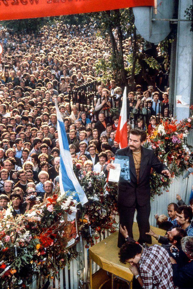 NiedenthalChris's tweet image. Koniec historycznego strajku w Stoczni im. Lenina w Gdańsku, 31go sierpnia 1980.
The end of the historic strike in the Lenin Shipyard in Gdańsk, Poland, 31st August 1980.
Photo© Chris Niedenthal 1980