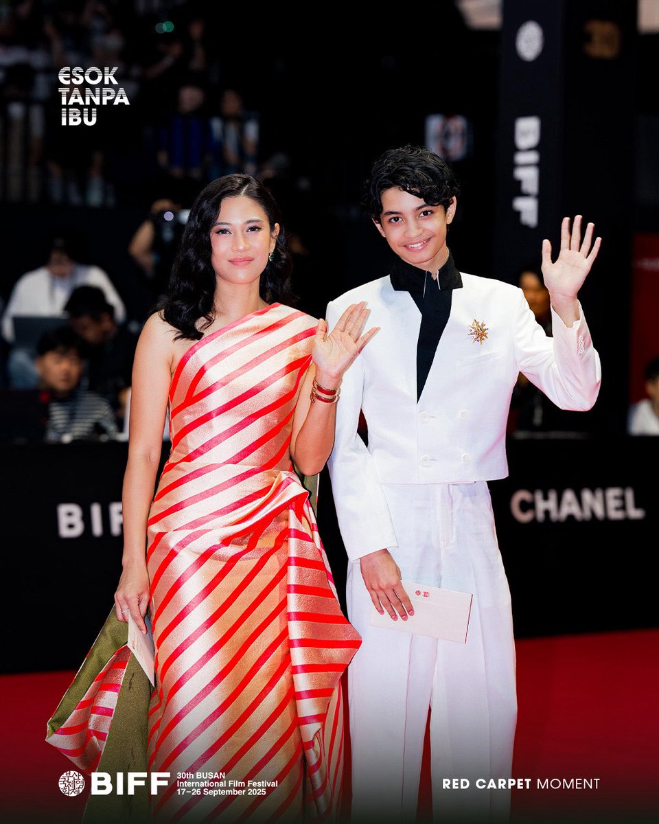 BaseEntID's tweet photo. BIFF 2025 โ Red Carpet Moment ๐ธ
Ibu @therealDiSastr dan Cimot (Ali Fikry) menghadiri 30th Busan International Film Festival untuk World Premiere Film Mothernet (Esok Tanpa Ibu).
Akan segera tayang di bioskop Indonesia tahun 2025.
#EsokTanpaIbu #Mothernet #BIFF2025 https://t.co/JYp1p4q4AF