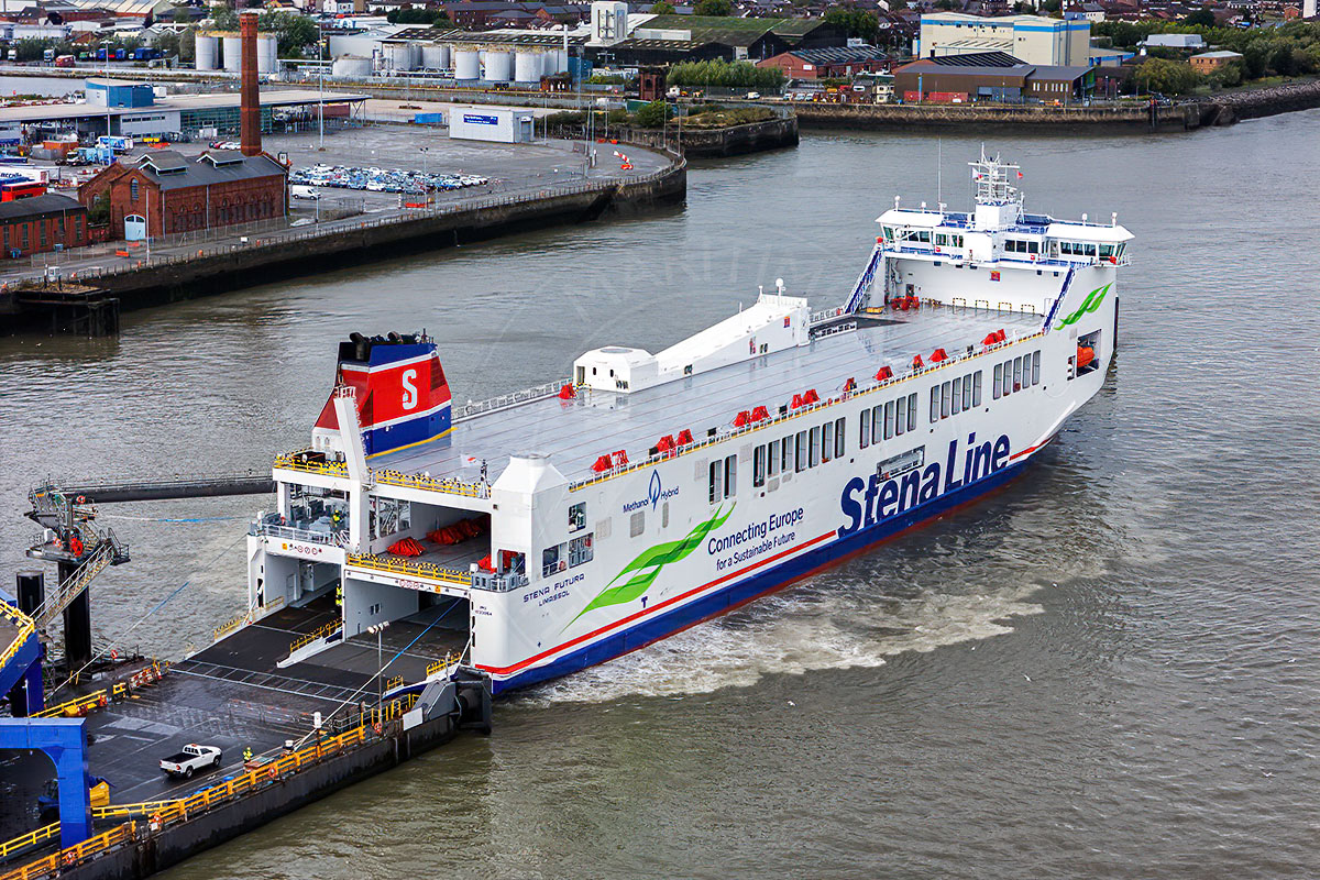 MaritimePhotos's tweet photo. The @StenaLine NewMax Ro-Ro Stena Futura maiden call at Birkenhead for berthing trials, prior to entering service next week on the Belfast - Heysham route.
#ferrynews #StenaLine #NewMax #maritime #shipping https://t.co/d2RKTgZ72F