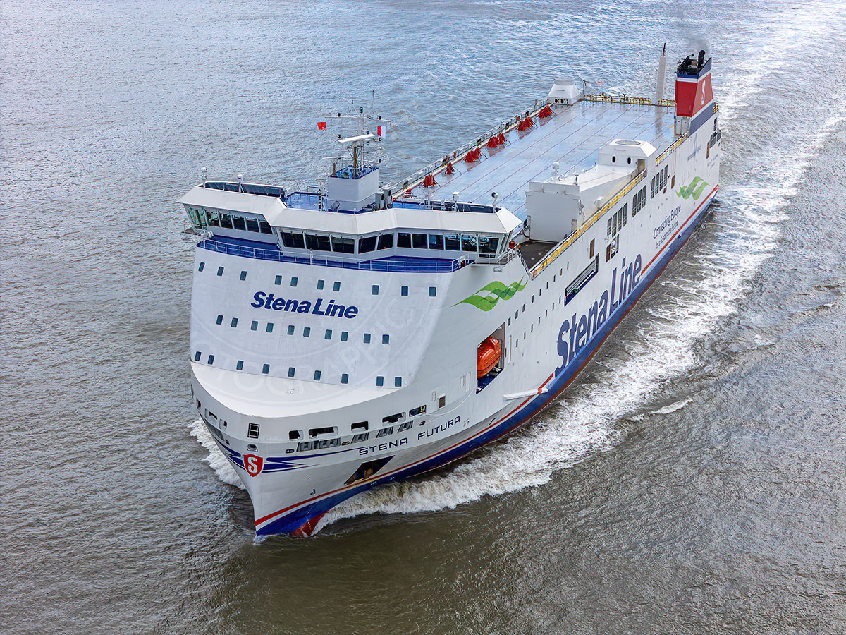 MaritimePhotos's tweet photo. The @StenaLine NewMax Ro-Ro Stena Futura maiden call at Birkenhead for berthing trials, prior to entering service next week on the Belfast - Heysham route.
#ferrynews #StenaLine #NewMax #maritime #shipping https://t.co/d2RKTgZ72F