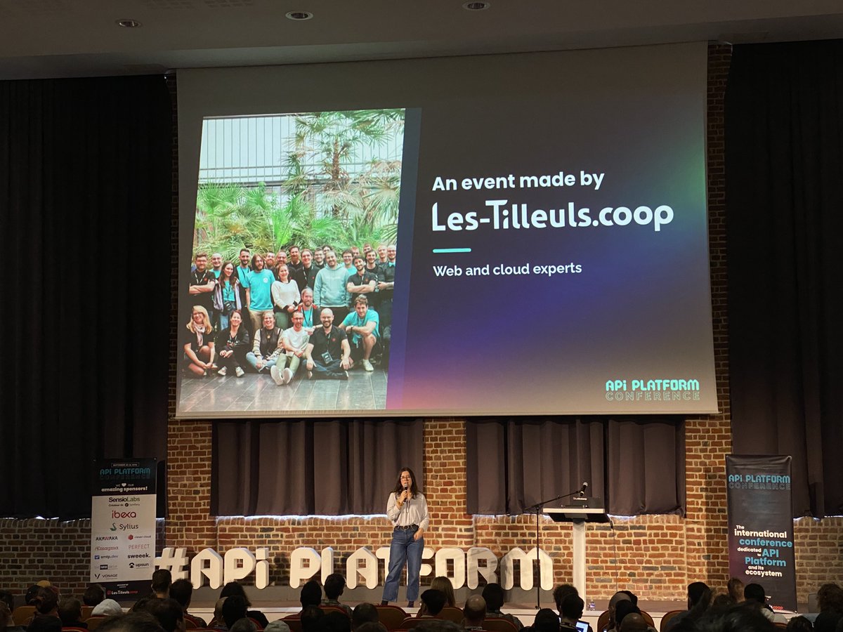 davlgd's tweet image. C’est parti pour deux jours à parler de @ApiPlatform (qui fête ses 10 ans) et FrankenPHP avec les amis de @coopTilleuls #apiplatformcon (je veux ma grosse peluuuuuche 😬)