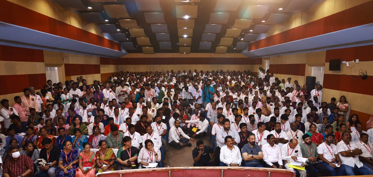 2026 தமிழ்நாடு மற்றும் புதுச்சேரி மாநில சட்டமன்றத் தேர்தலுக்கான பணிகள் தொடர்பான,

சென்னை மண்டல நிர்வாகிகள் கலந்தாலோசனைக் கூட்டம் நடைபெறும் சென்னை முத்தமிழ்ப் பேரவை அரங்கிற்கு வருகை புரிந்தார்,

மக்கள் நீதி மய்யம் தலைவரும், மாநிலங்களவை உறுப்பினருமான திரு. கமல் ஹாசன் அவர்கள்.