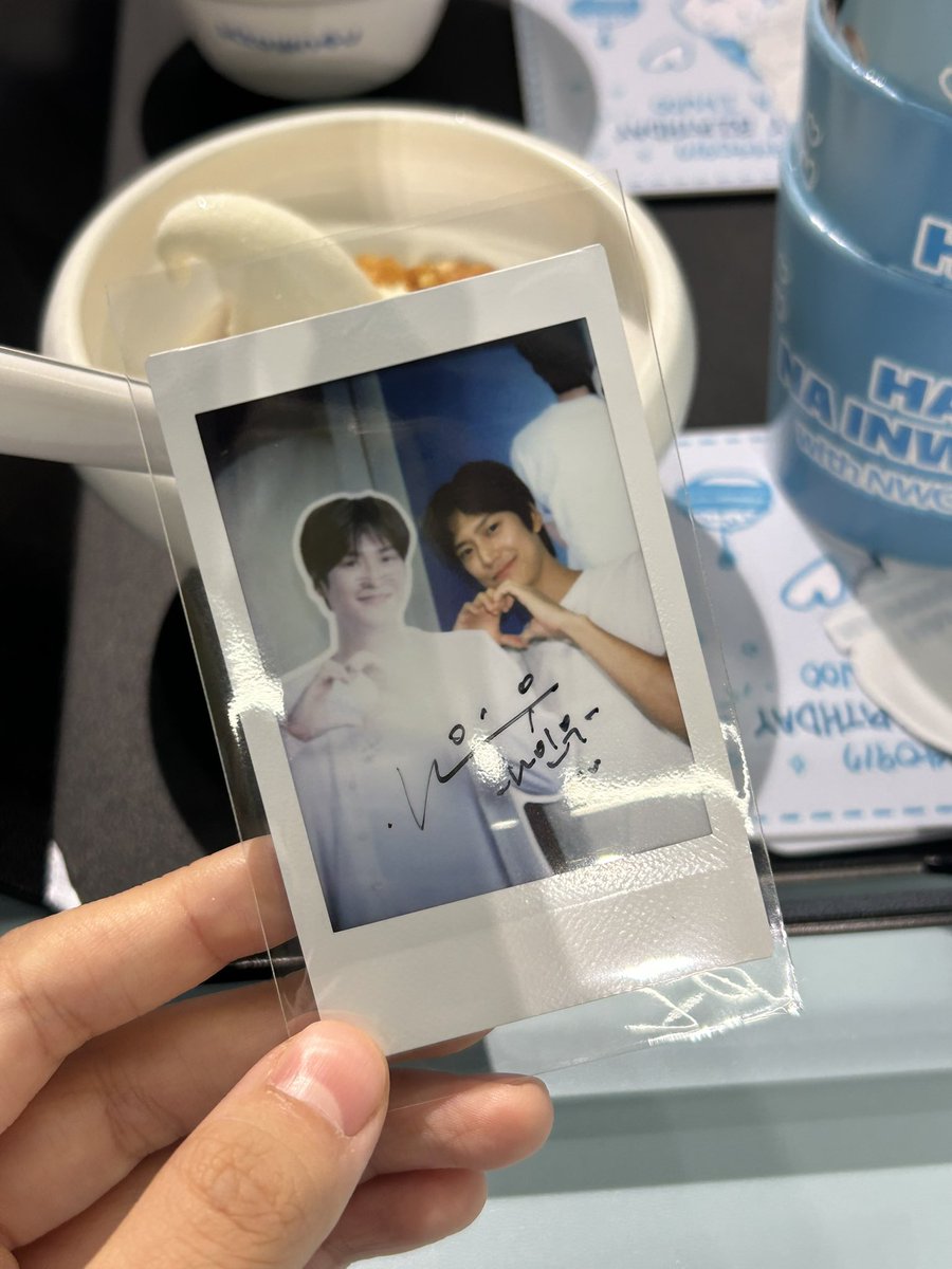 어제 다녀간 대장누룽지의 흔적 구경하고 음료수 시켰는데!! 친필 사인 폴라를 받았잖앗>.< 💙
아 나 운 다 쓴거 아니겠지?!!?? 

#케타포코엑스 #케타포_나인우생일카페
#나인우 #NAINW00 #누룽지
#NWOORUNGJI