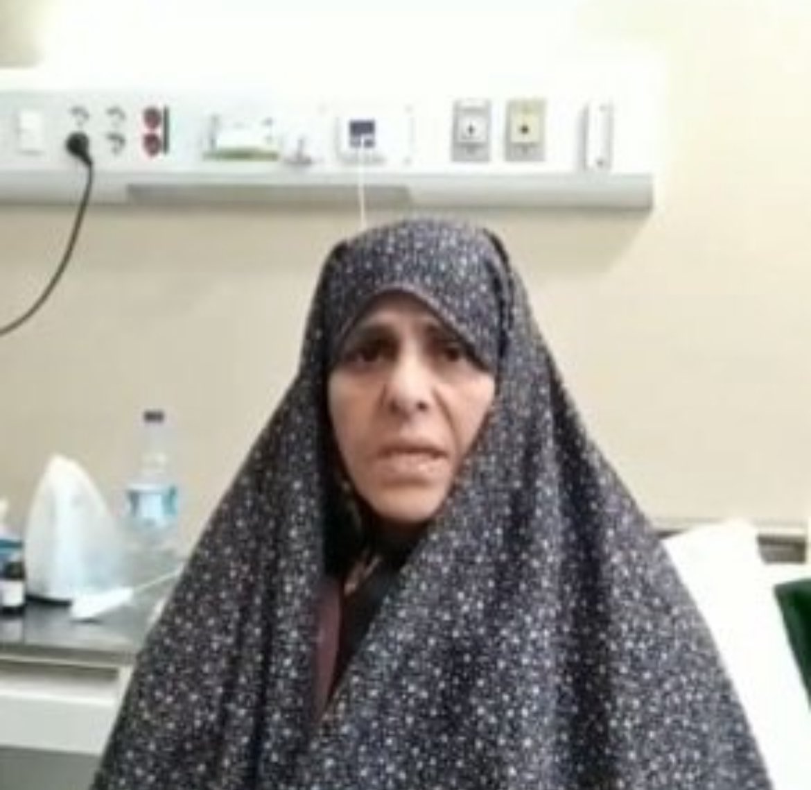 به طوفان نگو قدری آهسته‌تر 
که منطق جنونی‌ست بایسته‌تر
در آن امنِ ساحل نباید نشست 
که فریاد شاید قرق را شکست
به نام حقیقت
به نام قلم
همه دادگاهند و ما متهم
که در شب فقط ماه یک رویه است
به نام حقیقت که ممنوعه است

#فاطمه_سپهری