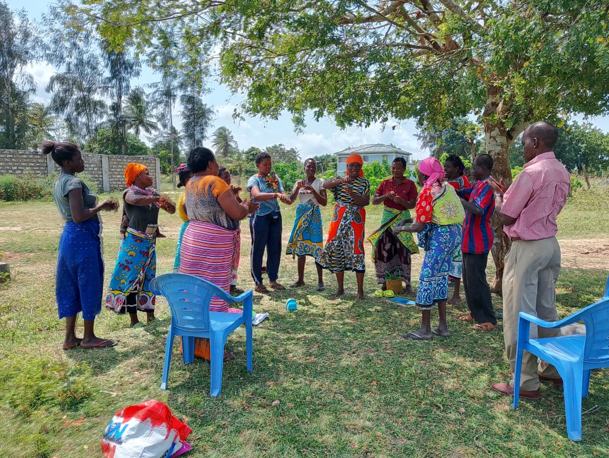 CBCC_Africa's tweet photo. In Kilifi, women farmers face barriers to land, markets &amp; resources.

Through #Tushauriane, communities are listening, learning &amp; breaking harmful norms with audio dramas on gender, empowerment &amp; agroecology.

At the heart of real change is partnership &amp; action. https://t.co/4XwxpX1aM3