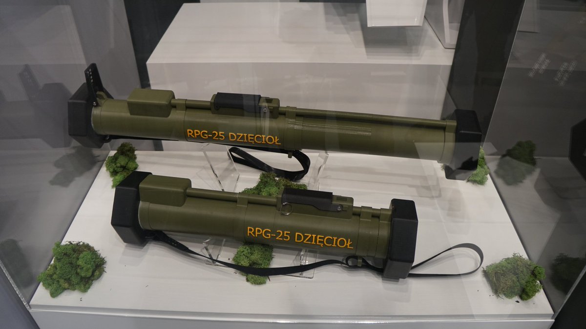 Krystian_Pogr's tweet image. Dzięcioł robi puk-puk! 😉

Na #MSPO2025 mogliśmy ponownie zobaczyć granatnik jednorazowy RPG-25 „Dzięcioł” 🇵🇱, opracowany przez Wojskowy Instytut Techniczny Uzbrojenia (WITU) 🇵🇱, zaprojektowany z myślą o zwalczaniu pojazdów opancerzonych typu IFV i APC. Dzięki prostej i…