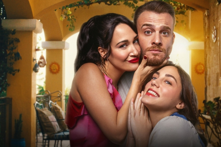 rectvapp's tweet photo. 💫 Platonik (2025)
1 Sezon • IMDb 7/10
Alaçatı’da butik otel işleten anne ve kızlarının hayatı, gizemli bir iş insanının gelişiyle altüst olur. Aşk, entrika ve inat dolu hikâye başlıyor! 💔✨
👉 İzle: https://t.co/TdpDsAOMnu
#Platonik #rectv #rectvapk https://t.co/Aqwou5EM1X