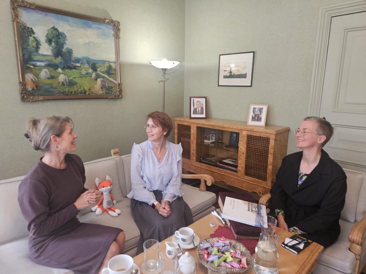A very informative meeting about the current projects and future initiatives of the Estonia-Latvia Programme. We also discussed how the programme could help with language learning in the border regions of 🇪🇪 &amp; 🇱🇻.
<a href="/Latvian_MFA/">Latvian MFA 🇱🇻 | #StandWithUkraine 🇺🇦</a> <a href="/EstoniaInLV/">Estonia in Latvia | #StandWithUkraine</a> <a href="/VidzemesRegions/">Vidzemes plānošanas reģions</a> <a href="/Valkas_novads/">Valkas novads</a>