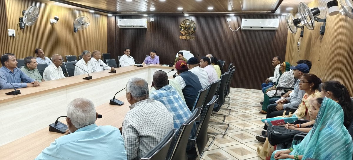 जनपद #सोनभद्र में जिला सैनिक बन्धू की बैठक की गयी बैठक में भूतपूर्व सैनिक/दिवंगत सैनिकों की पत्नियों एवं उनके आश्रित की समस्याओं पर चर्चा की गयी। <a href="/UpRuralDev/">U.P. Rural Development Dep</a> <a href="/DmSonbhadra/">DM/DEO Sonbhadra</a> <a href="/CMOfficeUP/">CM Office, GoUP</a>