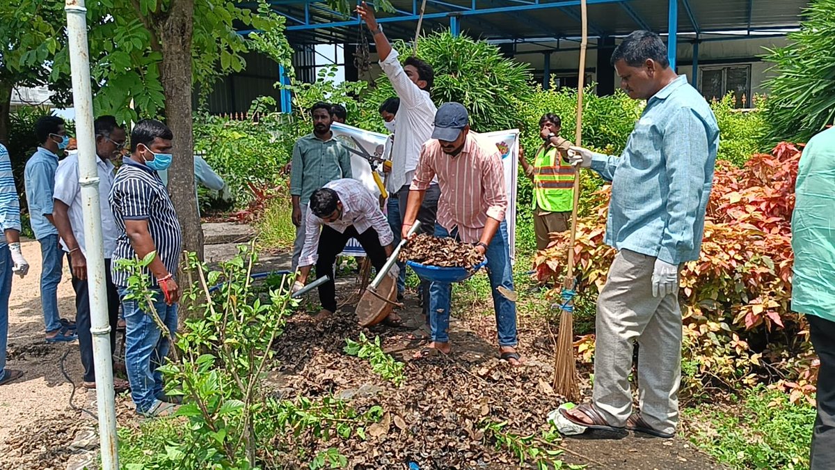shramdaan program was conducted at the new municipal office park,where leaves and garbage were cleared and plants were trimmed
#SHS2025 #SwachhataHiSeva2025 #Swachhotsav

<a href="/SwachhBharatGov/">Swachh Bharat Urban</a> @SwachhBharat <a href="/MoHUA_India/">Ministry of Housing and Urban Affairs</a> <a href="/MoJSDDWS/">Department of Drinking Water & Sanitation (#DDWS)</a> <a href="/tksreedevi/">TK Sreedevi</a> <a href="/cdmatelangana/">C&DMA</a> <a href="/RoopaMishra77/">Roopa Mishra</a> <a href="/TelanganaCMO/">Telangana CMO</a>