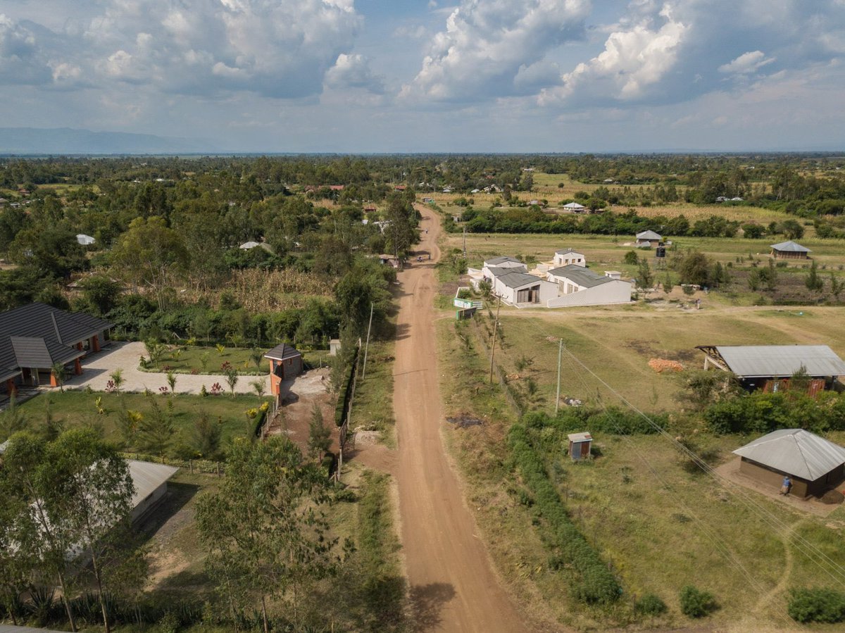 vangeorgh's tweet photo. Okana center for change

📍Okana, Kenya

📐 Laura Katharina Strähle and Ellen Rouwendal

The building's design was inspired by the local Acacia tree, under which people gather to be protected from the sun and rain.
Combining this with the technique of a reciprocal roof – a self-supporting structure requiring no central support – saw this distinctive roofscape being the driver of the building' form.

 More details: