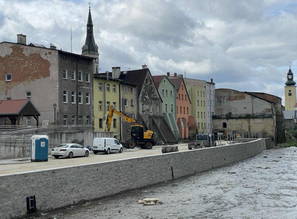9️⃣0️⃣ % - tyle wynosi zaawansowanie prac związanych z odbudową infrastruktury powodziowej w Lądku Zdroju. 

✅ Konsekwentnie trwa usuwanie skutków ubiegłorocznej powodzi, na całym obszarze zarządzanym przez RZGW we Wrocławiu

#StopPowodzi 🌊