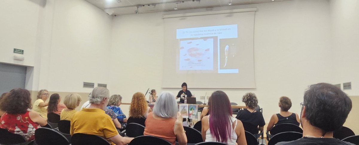 Ayer asistí a escuchar a <a href="/NilufarSaberi22/">Nilufar Nely</a> a la charla-coloquio organizada por <a href="/MujeresRivas/">Mujeres Abolicionistas de Rivas</a>.
Expuso la cruel y dura realidad que sufren las mujeres en Irán.
¡Todo un placer conocer a esta mujer valiente y luchadora ! “Feminismo e islam, una ecuación imposible”.
#MujerVidaLibertad