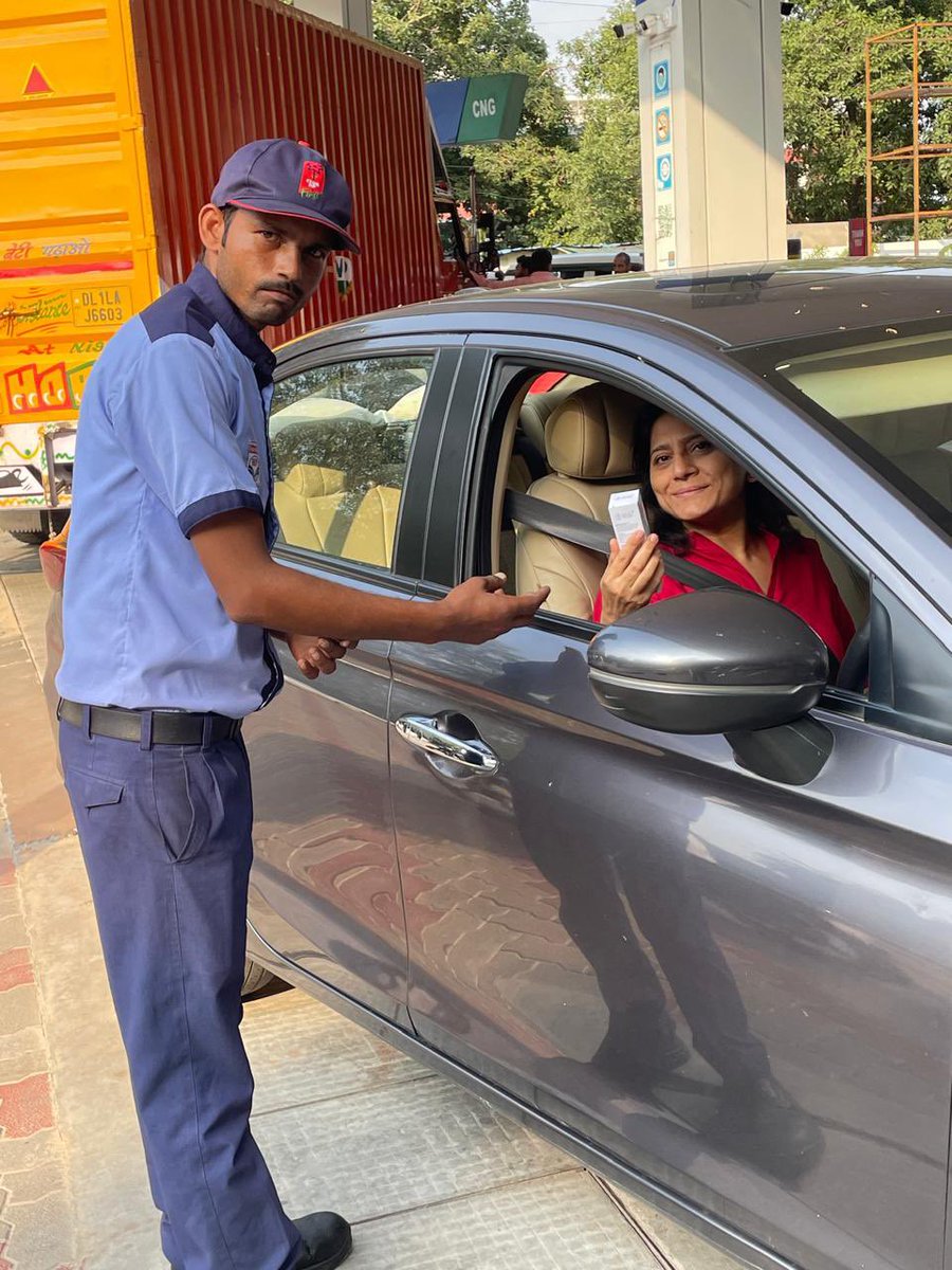 SSpanchshila's tweet image. Fueling cars, fueling smiles! ⛽✨

From a warm greeting to a small gesture like sharing a newspaper,  it’s these little moments that make a big difference in our customers’ day.

#HPCL #ProjectAbhyuday #DeliveringHappiness

@hpcl_retail @BanaySingh07 @hardik_HPCL @Rg03Goel