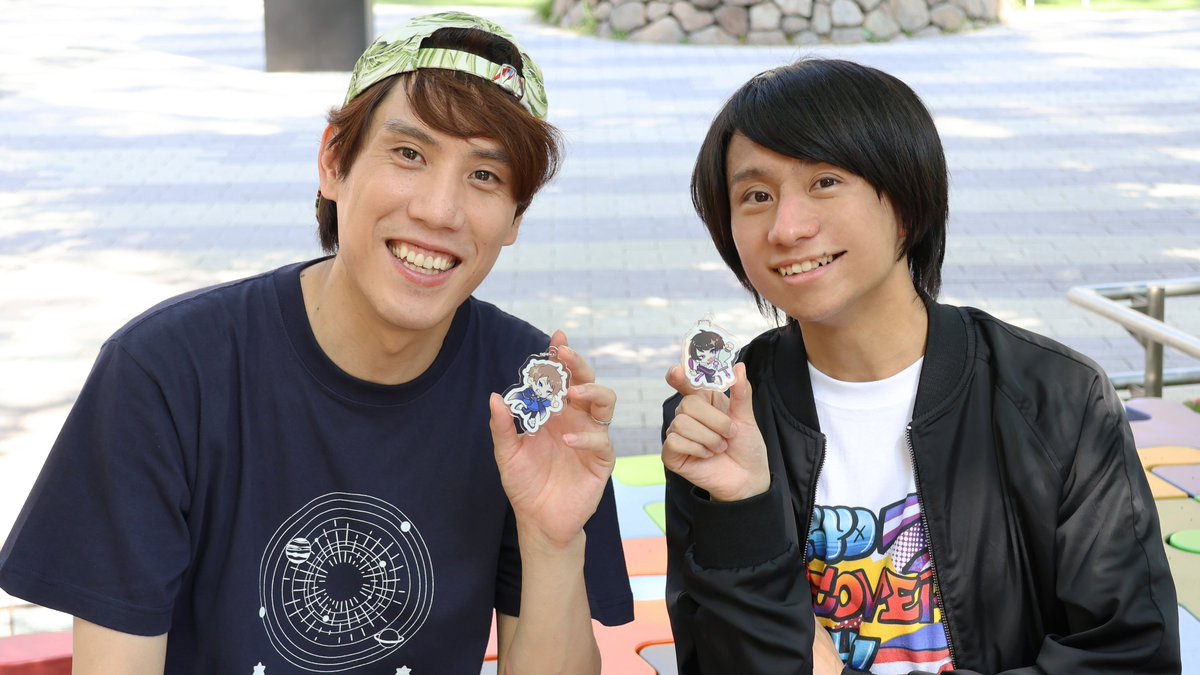 quizknock_tdc's tweet photo. ＼グッズ紹介＆オフショット公開📸／

撮影の合間の様子をお届けします✨
動画もぜひチェックしてください👀

👉動画はこちら
https://t.co/9FsEhvcel6

※グッズはイメージです。
   実際の商品と異なる場合があります。

#QuizKnock探る昼とめぐる夜 https://t.co/mnmHQgnDZO