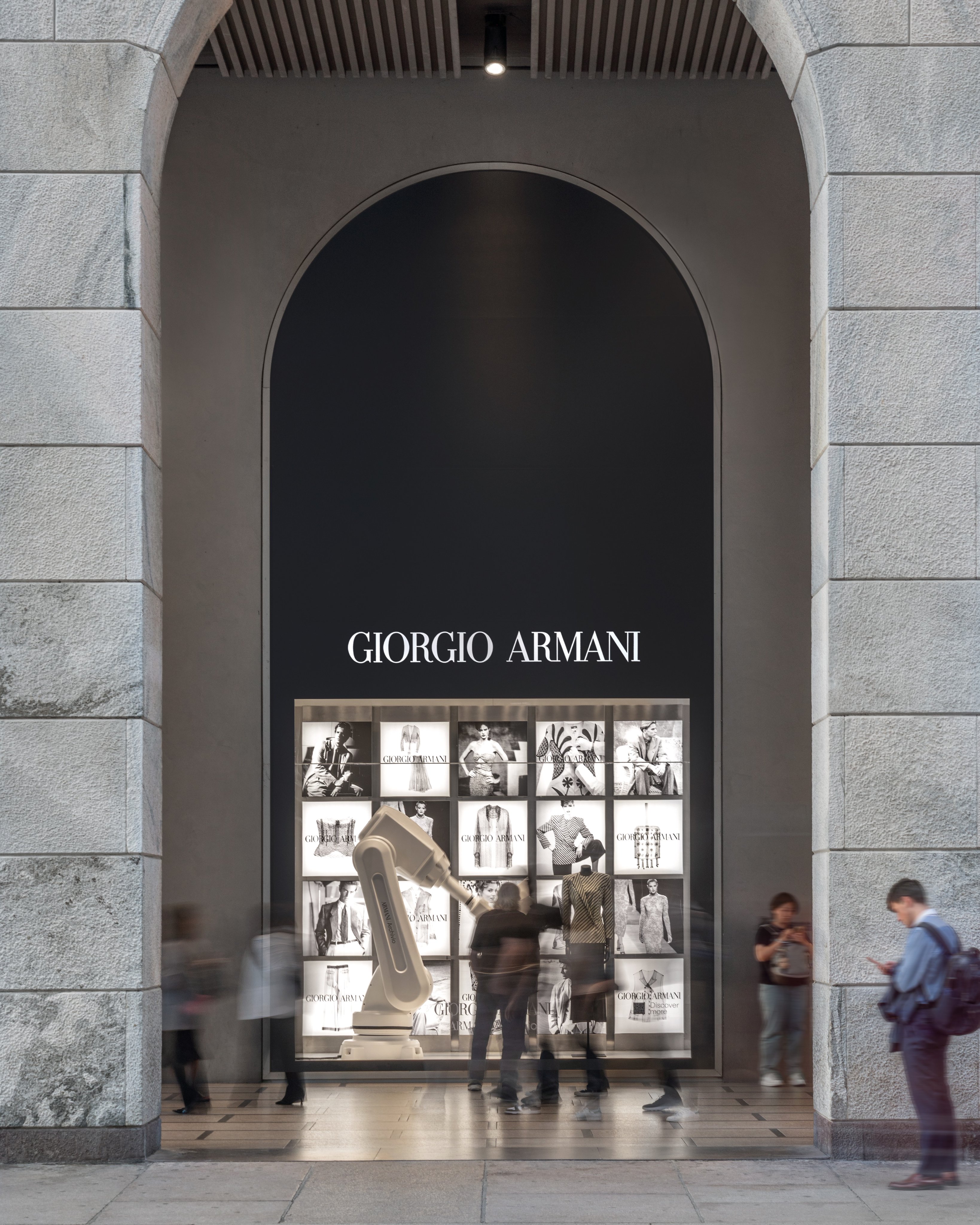 Giorgio Armani Exhibition ジェルマノセラントとハロルド ジョルジオ アルマーニ、NYに12階建ての複合ビルをオープン