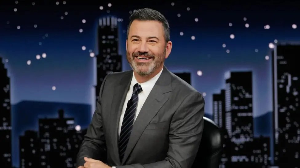 Americki komicar Jimmy Kimmel sinoc u svojoj emisiji izjavi kako trampova MAGA banda radi sve sto moze da uzme politicke poene na ubistvu onog Kirka - i gotovo, izgubi covek emisiju. In the land of the free.