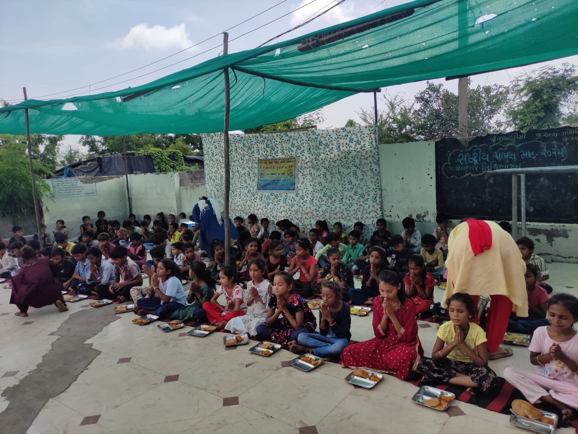 તા-૧૭/૦૯/૨૦૨૫ના રોજ માનનીય પ્રધાનમંત્રીશ્રી નરેન્દ્રભાઈ મોદીના જન્મદિવસ નિમિતે જી આઈ ડી સી પં પ્રા શાળા ગાંધીધામ કેંદ્ર  નંબર ૪૬ મધ્યે મામલતદાર સાહેબશ્રી દ્વારા પૂરી શાક છાશ  પુલાવ દેશી ગોળ તથા મોતીચુર લાડુનુ  તિથિ ભોજન નું આયોજન કરાવામાં આવ્યું .