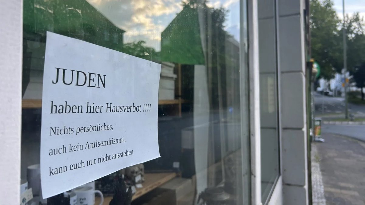 hrmarcussen's tweet photo. Butik i Flensborg: 
"Adgang forbudt for jøder!!!! 
Ikke noget personligt, 
heller ikke antisemitisme, 
kan bare ikke fordrage jer."

Heldigvis er det ikke antisemitisme. https://t.co/ooM5Iq7gJZ