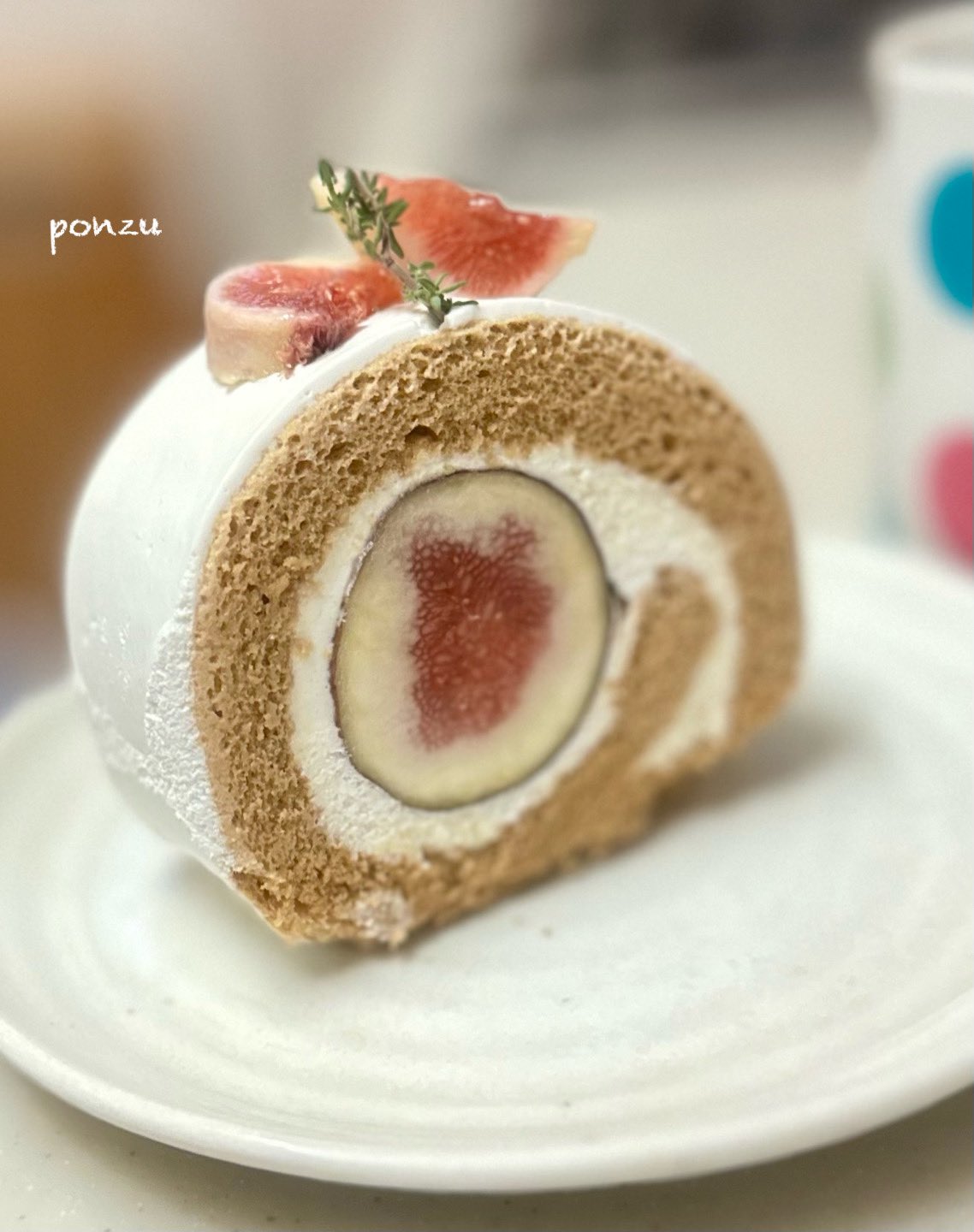 いちぢくロールケーキ 実食！ICHIBIKOいちごロールケーキ（ローソン）カロリー糖質は