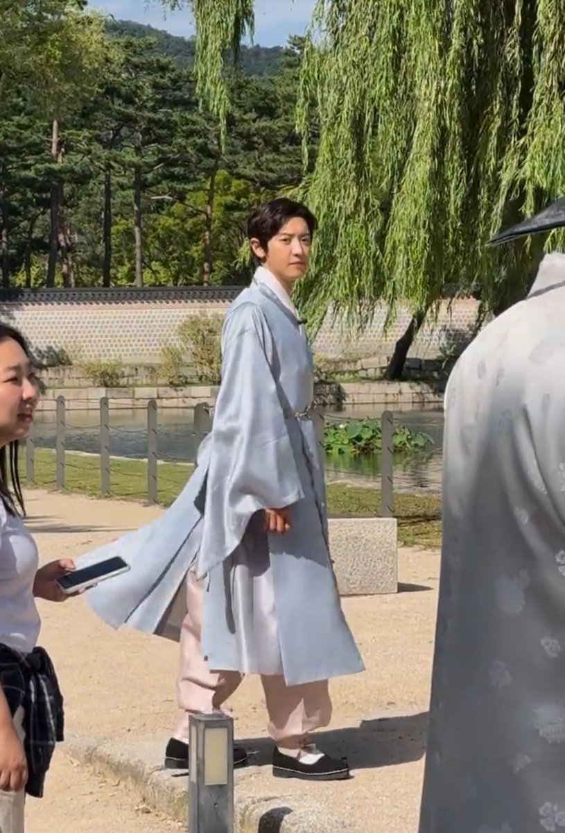 SAGITAURUS2706's tweet photo. forehead + hanbok.. chanyeol i’m not your strongest soldier 😭 https://t.co/VvFBdSvSW1