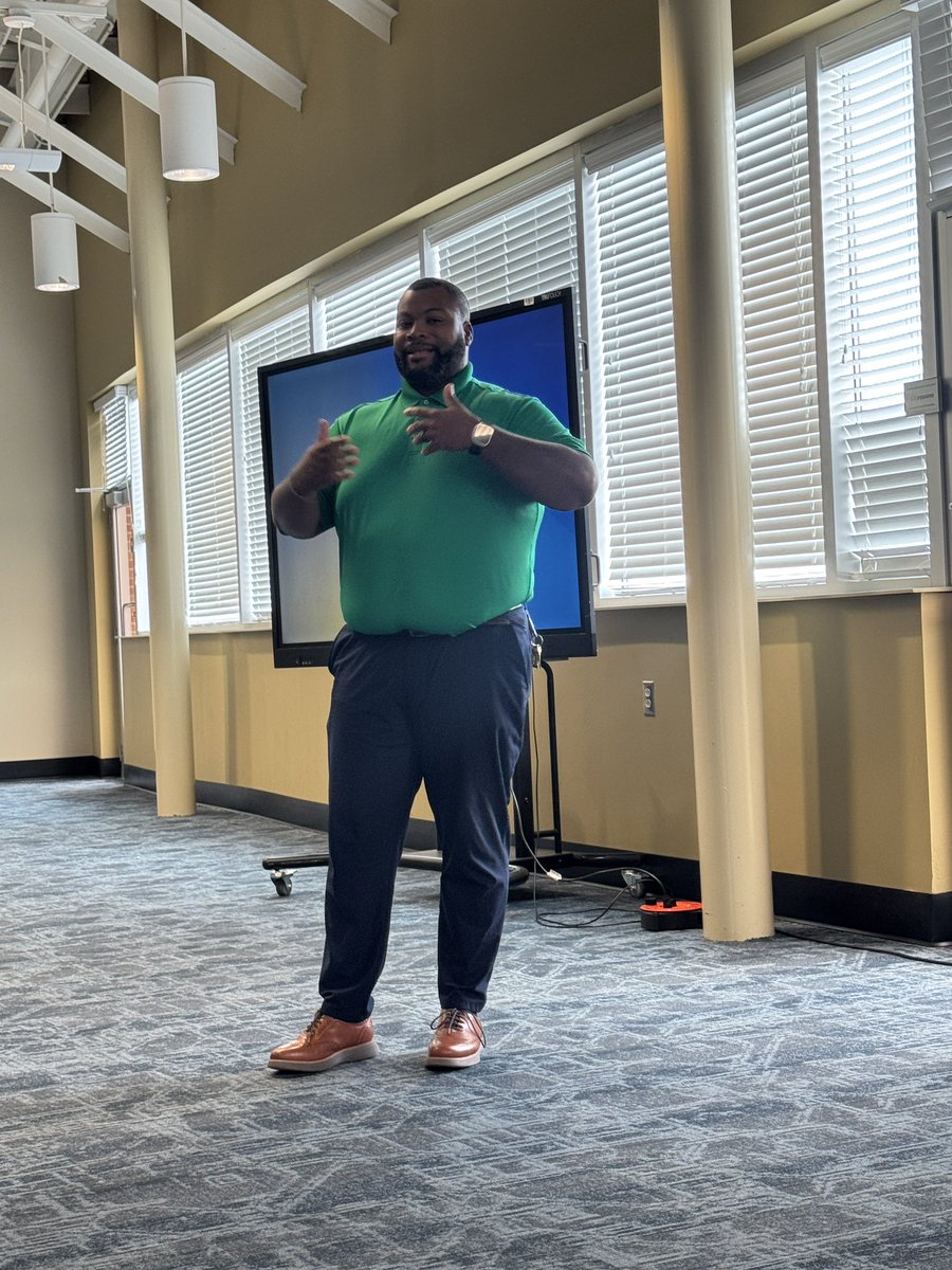 QuaviousWright's tweet image. Yesterday I had the opportunity to speak to students at my beloved alma mater, FVSU! 💙💛🐾 Always an honor to give back to the school that poured so much into me. #FVSU #WildcatPride