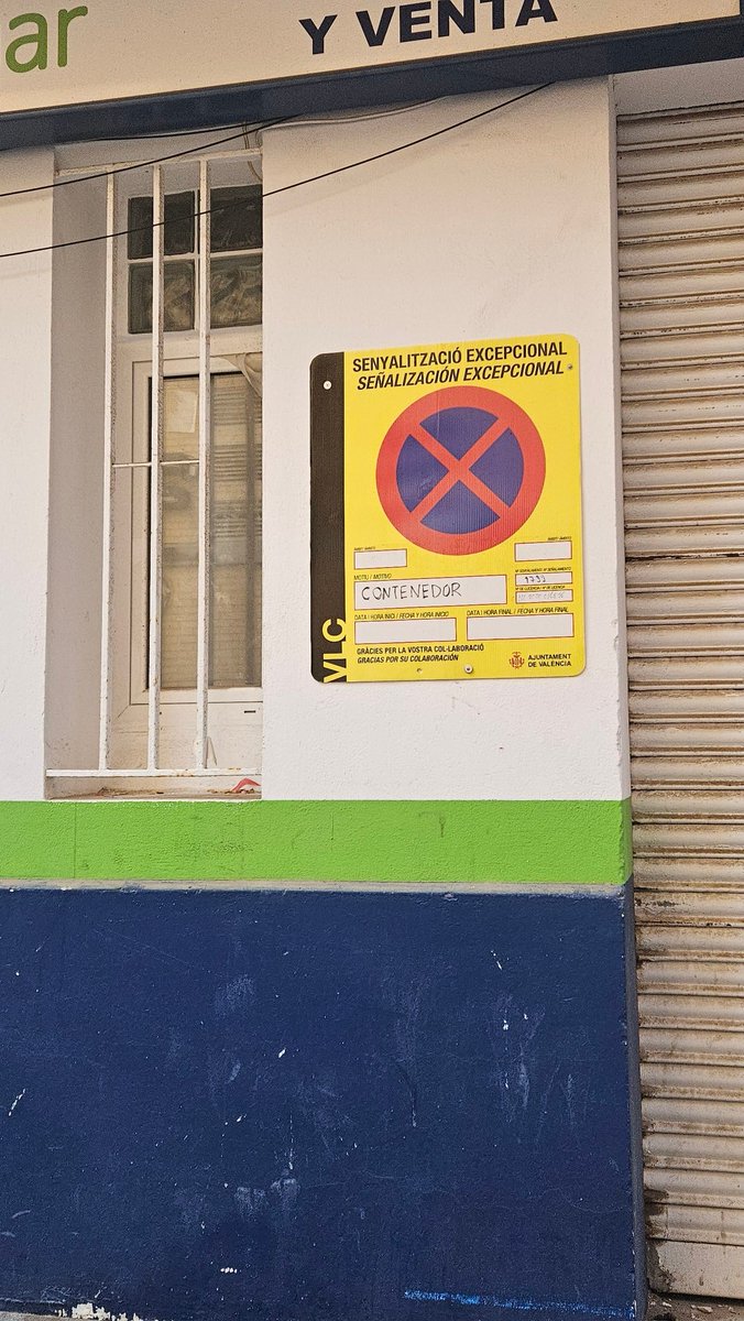 elenaferrando's tweet photo. Hola @AjuntamentVLC En los carteles de prohibido aparcar porque van a poner un contenedor, ¿no deberían estar indicadas las fechas de inicio y fin? Estos carteles, en Arquebisbe Company, llevan meses. https://t.co/J7nEdfsHnN
