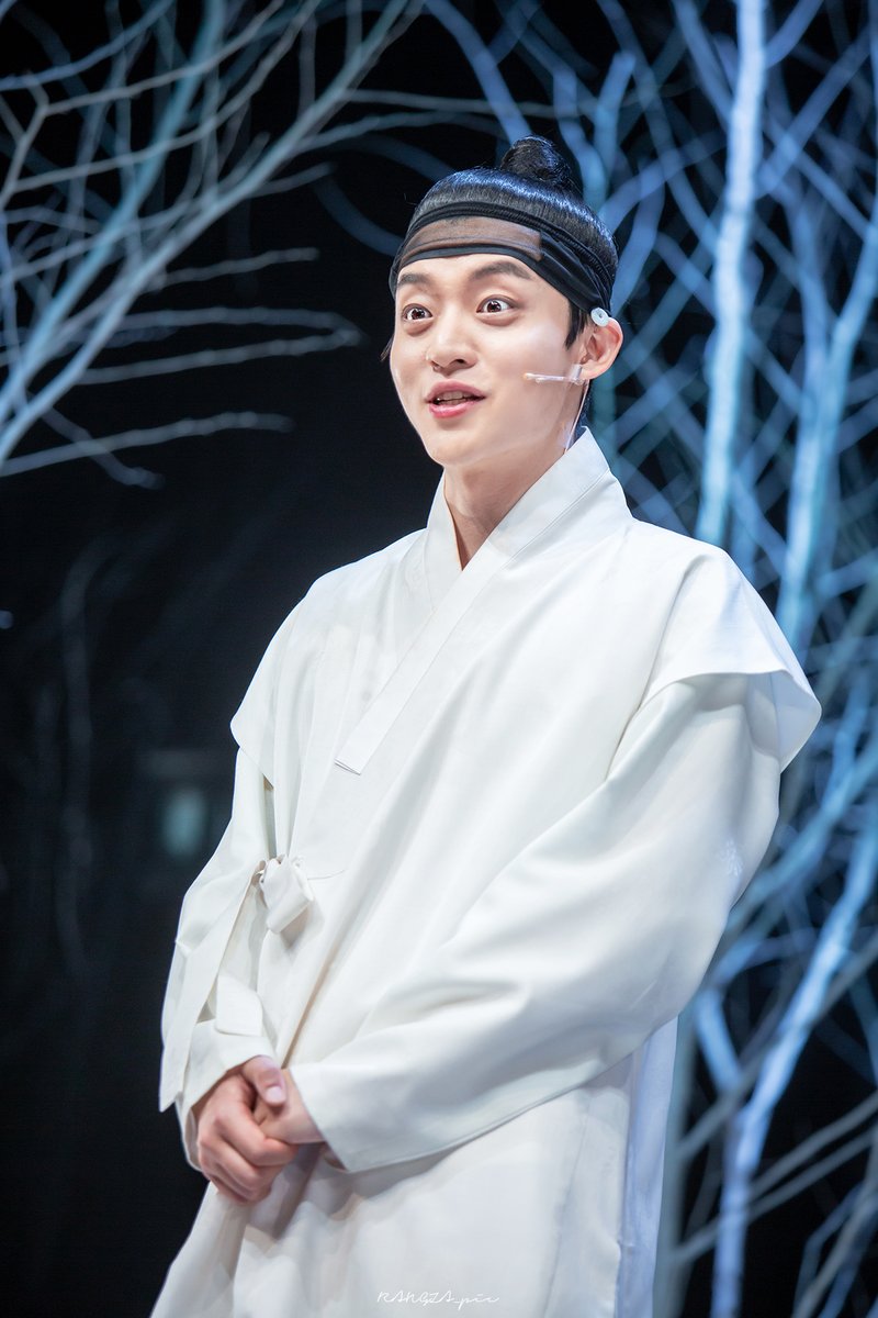 240602 #난설 무대인사                                                 

허균 #윤재호

온 얼굴로 말하는 편 🤭