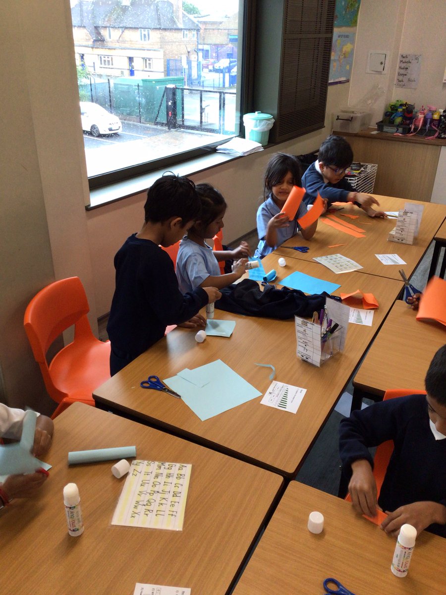 catherineinf's tweet image. 3, 2, 1… Blast off!! Comet 2 enjoyed designing rockets and then counting back from different numbers. 
#masterymaths #whiterosemaths #primarymaths