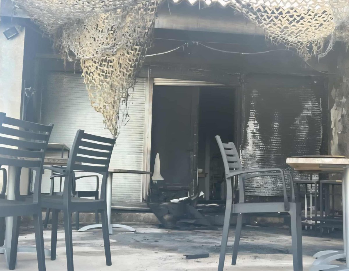 Un incendie criminel a touché, cette nuit à Sagone, le commerce d’un militant nationaliste, notre ami Jean-Luc Albertini.
La devanture du magasin a été endommagée.

Agriculteur, berger, ancien prisonnier politique du FLNC, Jean-Luc est un homme et un militant intègre et sincère.