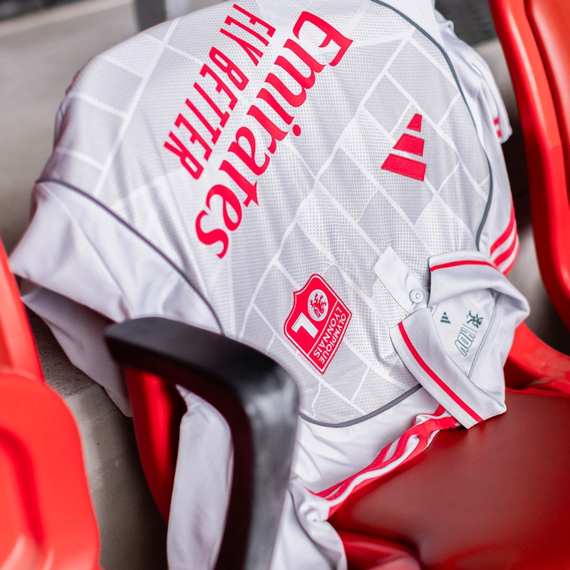 OL's tweet photo. Du béton au gazon. 

Notre troisième maillot rend hommage à ceux qui ont façonné la ville et son énergie brute.

Football 🤝 Skate

Disponible ici ⤵️