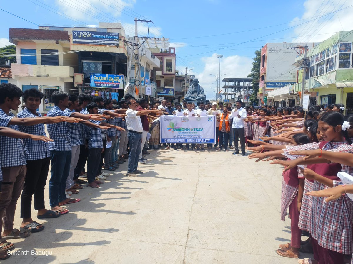 DharmapuriMc's tweet photo. swachhata hi seva ryali counducted .ULB Name : Dharmapuri Municipality, swachhata hi seva pledge pro ULB code:900533 #SHS2025 #SwachhataHiSeva2025 #Swachhotsav* 
@SwachhBharatGov
@SwachhBharat
@MoHUA_India
@MoJSDDWS
@tksreedevi
@cdmatelangana
@RoopaMishra77
@TelanganaCMO https://t.co/PJw2sabOMg