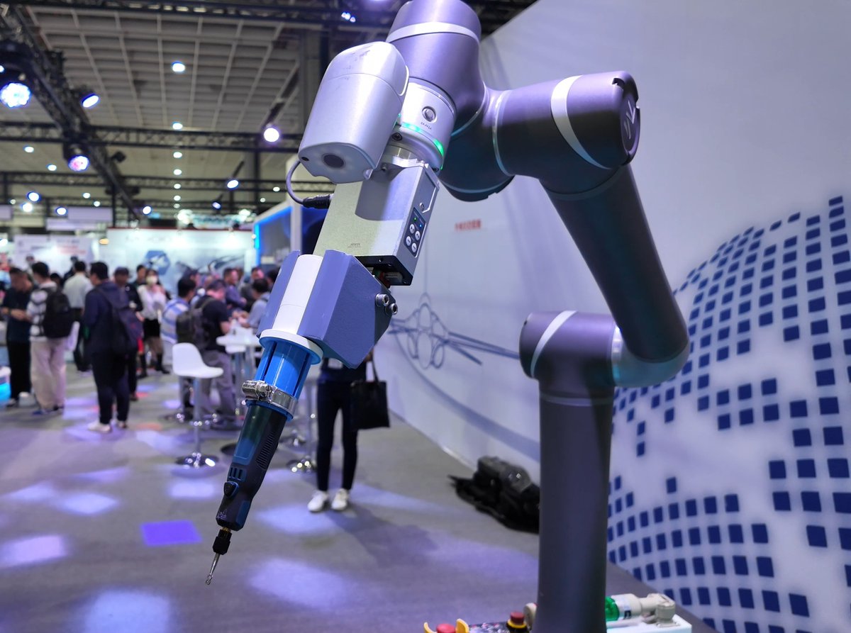 techmanrobot's tweet image. ✈️ 達明機器人助力漢翔航空，導入協作機器人航太智造應用
在航太產業，效率與精度缺一不可。透過導入語控智慧協作系統，協作機器人便可執行鑽孔、銃磨、拋光等高精度作業，簡化流程，提升產能。

🔧 精準定位與智慧路徑演算
🛠️ 支援鑽孔、銃磨、拋光等航太製程任務
🧠 虛實整合模擬，加速現場部署