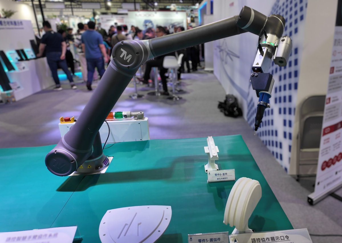 techmanrobot's tweet image. ✈️ 達明機器人助力漢翔航空，導入協作機器人航太智造應用
在航太產業，效率與精度缺一不可。透過導入語控智慧協作系統，協作機器人便可執行鑽孔、銃磨、拋光等高精度作業，簡化流程，提升產能。

🔧 精準定位與智慧路徑演算
🛠️ 支援鑽孔、銃磨、拋光等航太製程任務
🧠 虛實整合模擬，加速現場部署