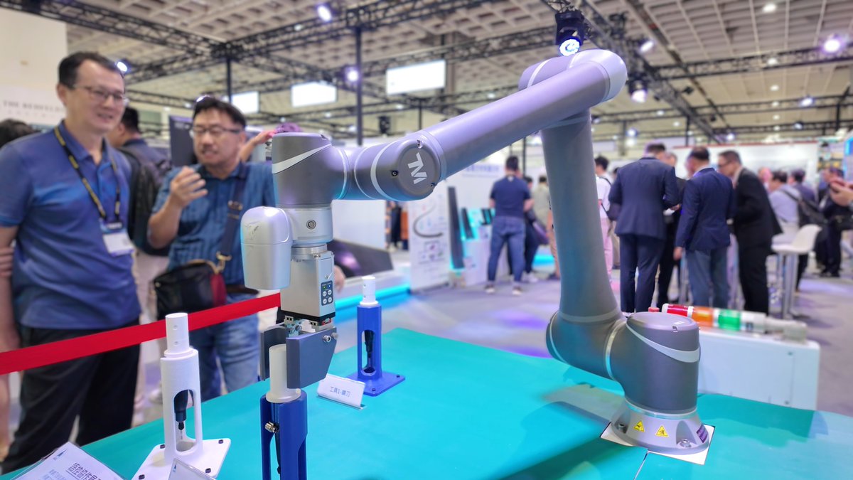 techmanrobot's tweet image. ✈️ 達明機器人助力漢翔航空，導入協作機器人航太智造應用
在航太產業，效率與精度缺一不可。透過導入語控智慧協作系統，協作機器人便可執行鑽孔、銃磨、拋光等高精度作業，簡化流程，提升產能。

🔧 精準定位與智慧路徑演算
🛠️ 支援鑽孔、銃磨、拋光等航太製程任務
🧠 虛實整合模擬，加速現場部署