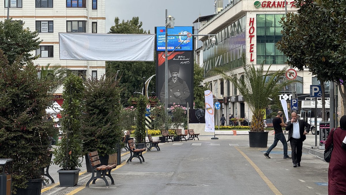 nocontextyalova's tweet photo. yalova’ya upgrade gelmiş.. buraya nolmuş böyle.. tek gecede avrupa olmuşuz https://t.co/lYs5DmHzbj