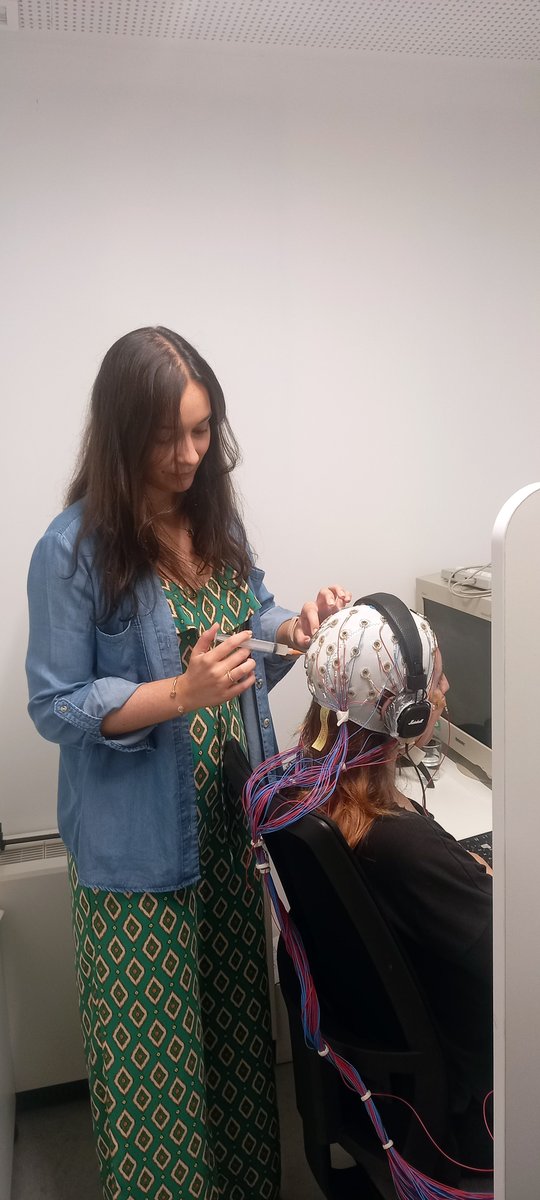 ProactionLab's tweet image. Joana Sayal is using EEG to study how brain waves synchronize with auditory rhythms — and how this affects states like focused attention and mind-wandering. 🧠👂
@Joana_Sayal @cogbooster_uc @FPCEUC
