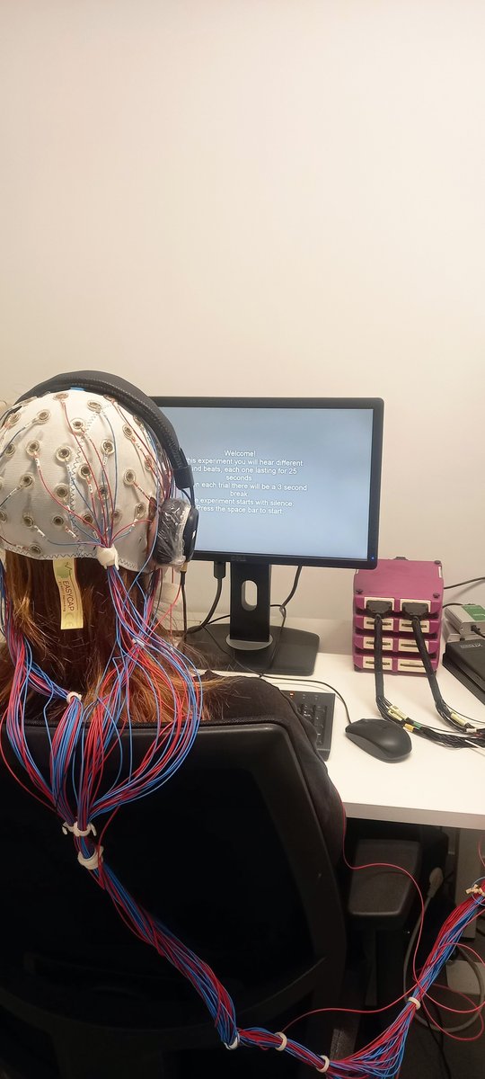 ProactionLab's tweet image. Joana Sayal is using EEG to study how brain waves synchronize with auditory rhythms — and how this affects states like focused attention and mind-wandering. 🧠👂
@Joana_Sayal @cogbooster_uc @FPCEUC