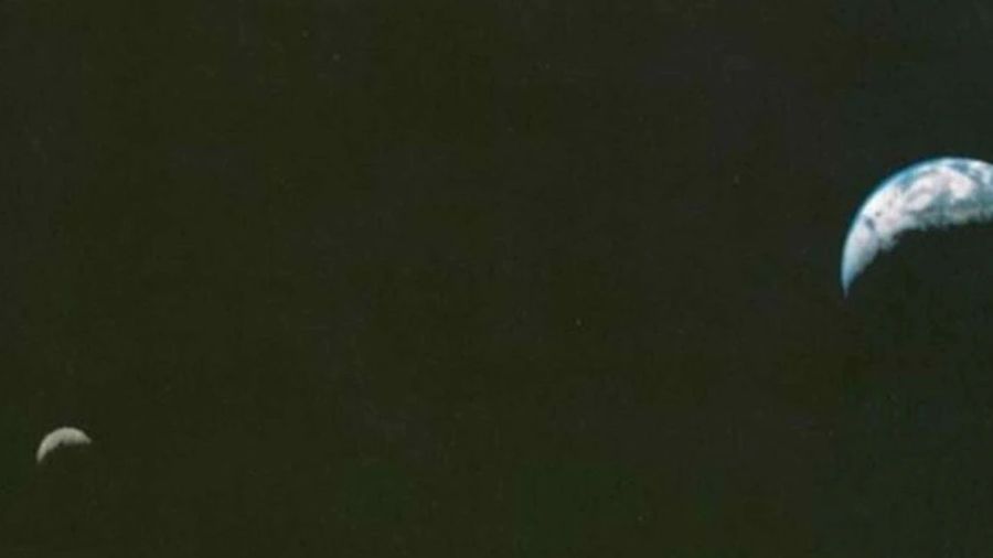 Tal día como hoy, en 1977, se registró la primera fotografía de la Tierra y la Luna juntos. Fue un hito histórico y lo hizo la sonda Voyager 1. 
Hoy, la calidad y tecnología de los satélites distan mucho de aquellos años. El comienzo de una gran evolución.