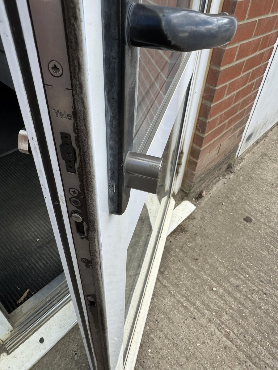 PSMLocks's tweet image. A prime example of what a euro cylinder should not look like when fitted. Obviously I did not leave it like this for the customer.
#locksmith #Ipswich