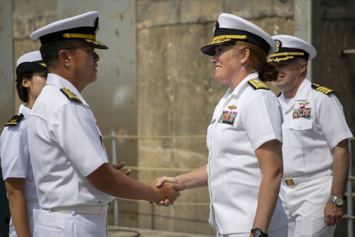 US7thFleet's tweet image. 🇺🇸🤝🇰🇷 It's great to be back!
U.S. 7th Fleet flagship USS Blue Ridge (LCC 19) arrived in Pyeongtaek, South Korea for a port visit. This arrival marks the first time in over a decade that Blue Ridge has visited Pyeongtaek.
ow.ly/fmIo50WYAJH
#USNavy | #PresenceMatters