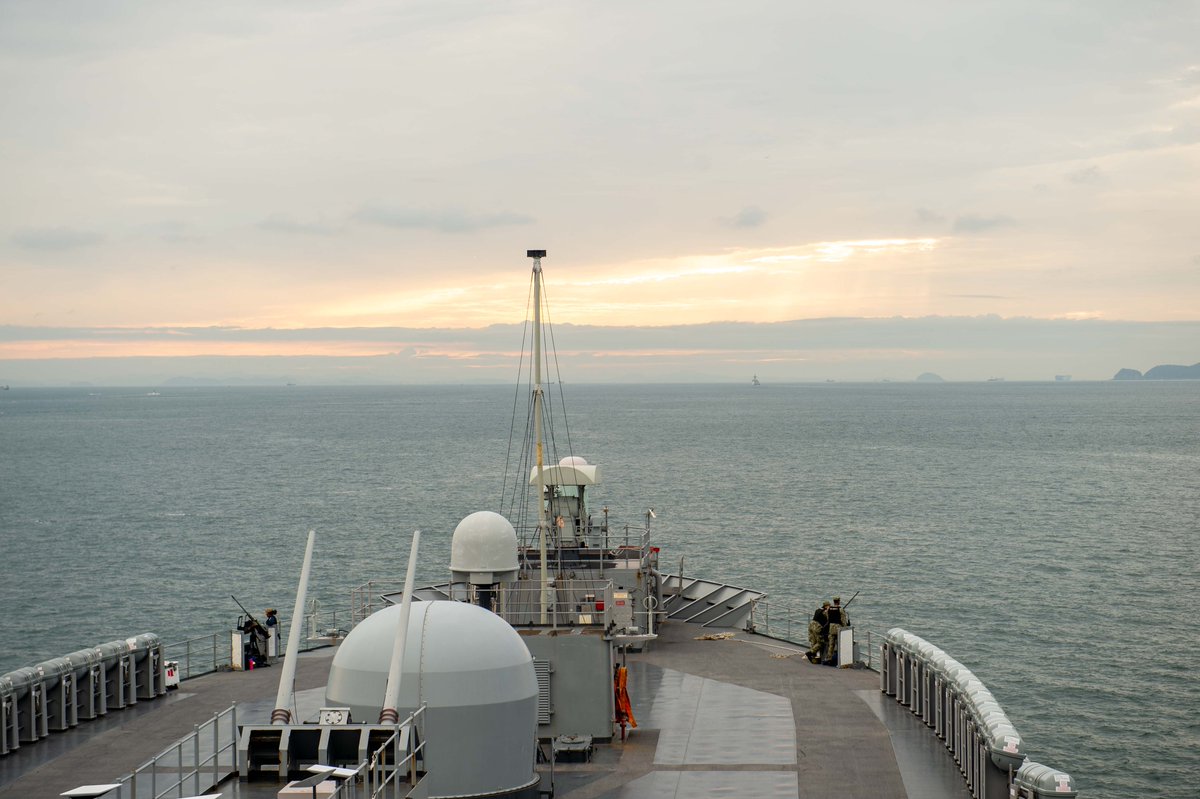 US7thFleet's tweet image. 🇺🇸🤝🇰🇷 It's great to be back!
U.S. 7th Fleet flagship USS Blue Ridge (LCC 19) arrived in Pyeongtaek, South Korea for a port visit. This arrival marks the first time in over a decade that Blue Ridge has visited Pyeongtaek.
ow.ly/fmIo50WYAJH
#USNavy | #PresenceMatters