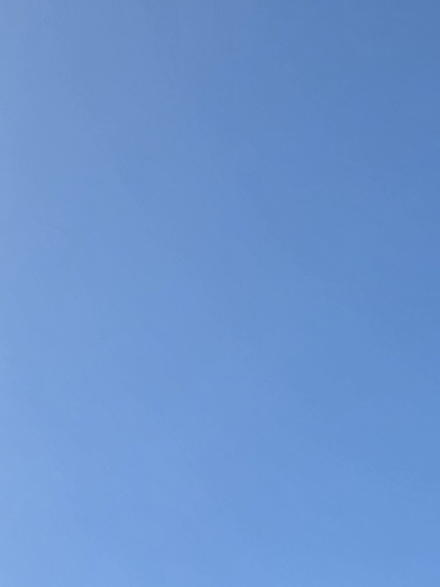 퇴근길...🤔🤔🤔 흠..
나눔받은 투명포카 안갖고 온 걸 후회 중!
이제 가을 하늘 조!으!다!